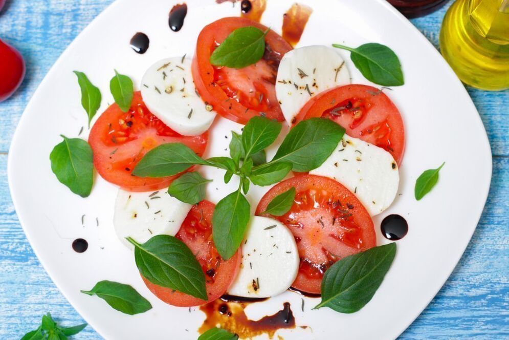 tomat dengan keju dan rempah-rempah untuk diet mediterania