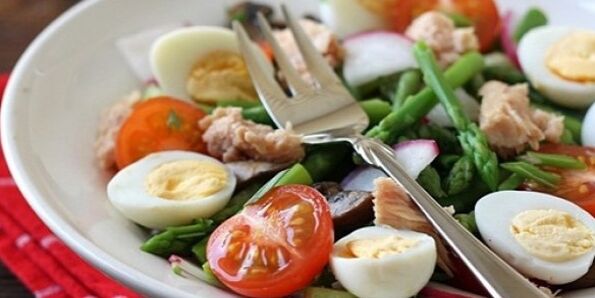 salad sayuran dengan telur untuk menurunkan berat badan