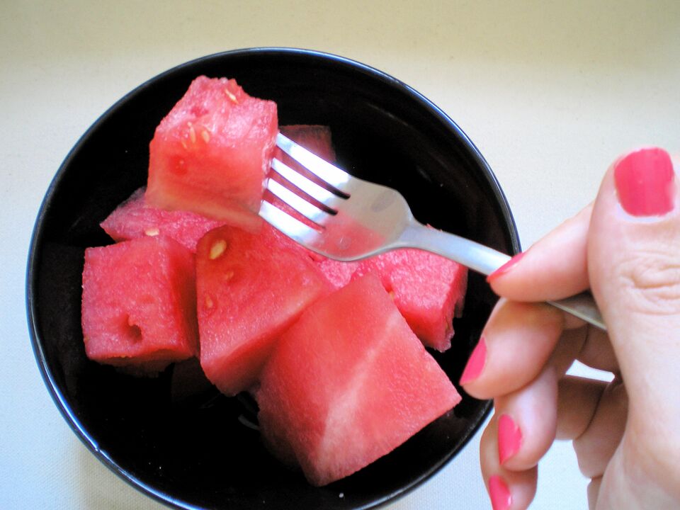 Makan semangka untuk menghilangkan kelebihan berat badan