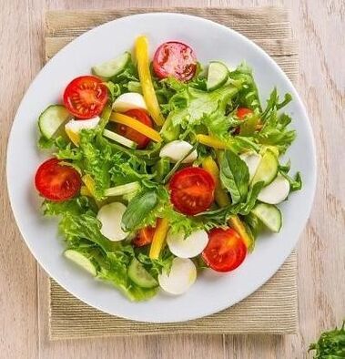 Salah satu pilihan untuk diet soba selama sebulan termasuk penggunaan salad sayuran
