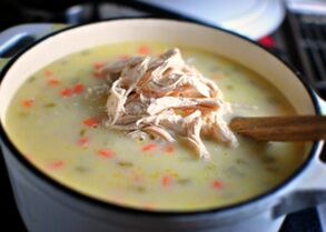 Haluskan sup dengan sayuran dan ayam untuk pasien setelah kolesistektomi
