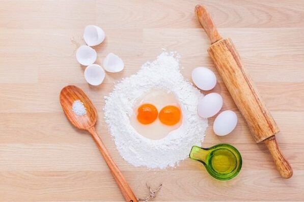 Mempersiapkan hidangan untuk diet telur yang menghilangkan kelebihan berat badan