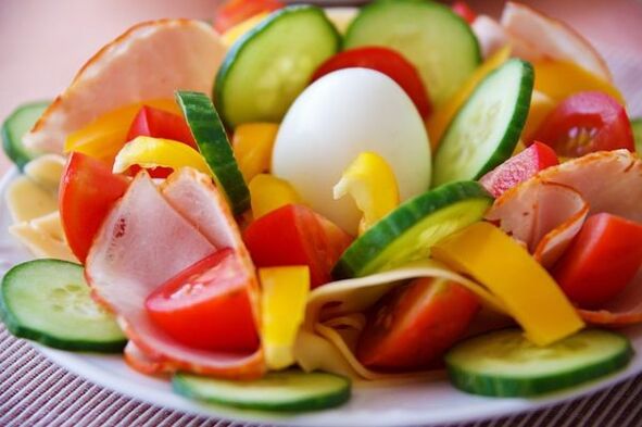 Salad sayur pada menu diet telur-oranye untuk menurunkan berat badan