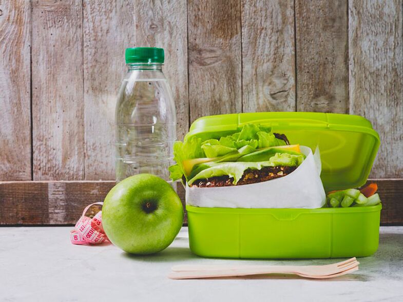 Apel, air dan salad