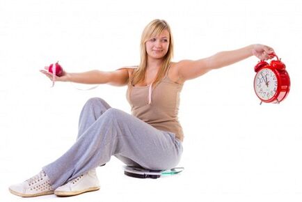 Seorang gadis yang ingin menurunkan berat badan makan dengan sehat dan sesuai aturan