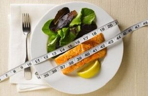 Ikan dengan salad untuk menurunkan berat badan dengan diet protein