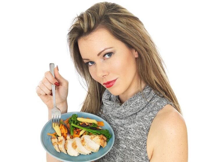 gadis makan ayam dengan sayuran untuk menurunkan berat badan