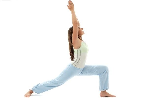 pose prajurit yoga untuk menurunkan berat badan